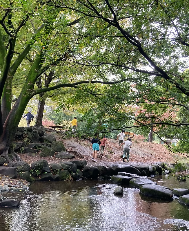 野山で遊ぶ子どもたち
