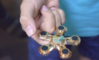 ハンドスピナーとは【ADHDや自閉症に効果はあるか?】何のためのおもちゃか