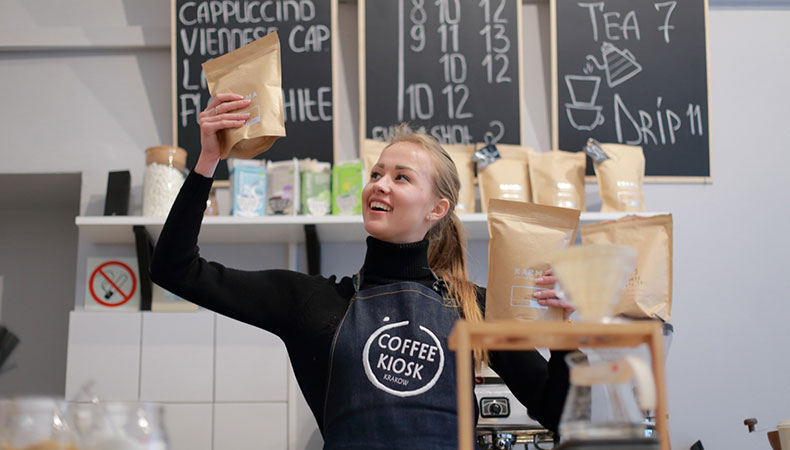 コーヒーショップの女性店員