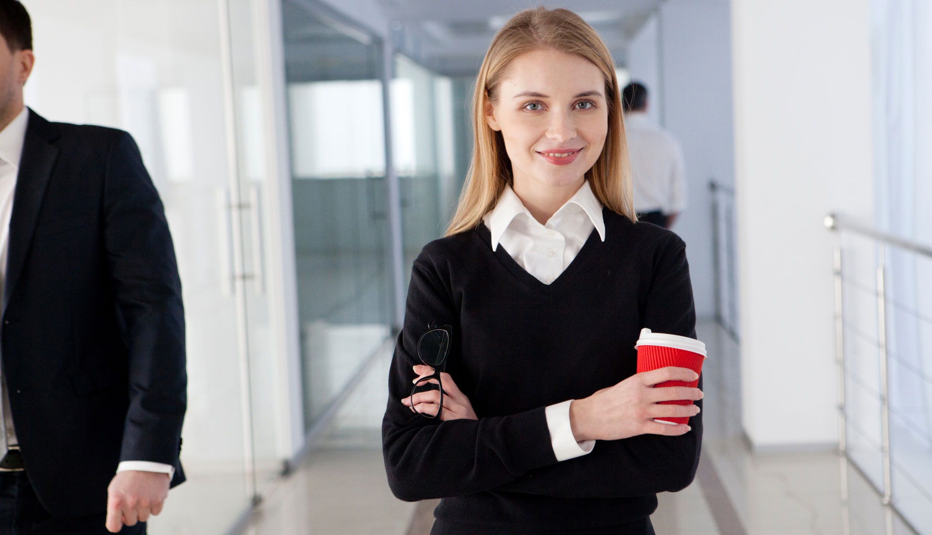ホットコーヒーを手に持つ女性