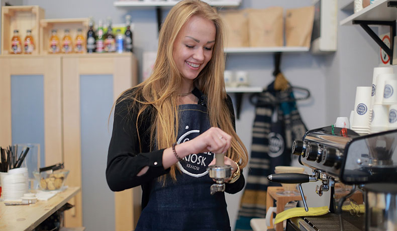 コーヒーショップの女性店員